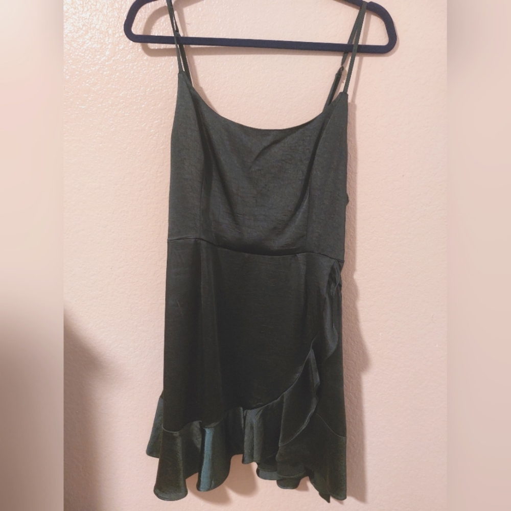 Elegant Dark Green Dress with Ruffle Hem